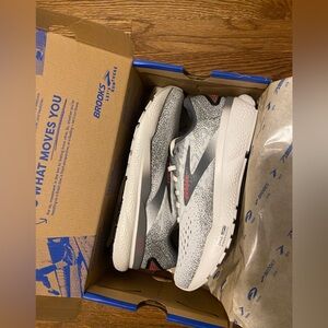 NWT/NIB Brooks Speckled Gray, White and Pink Running Shoes